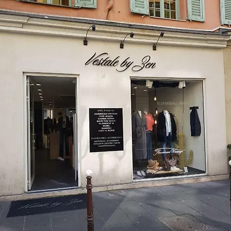 Studette En Plein Coeur Du Vieux Nice